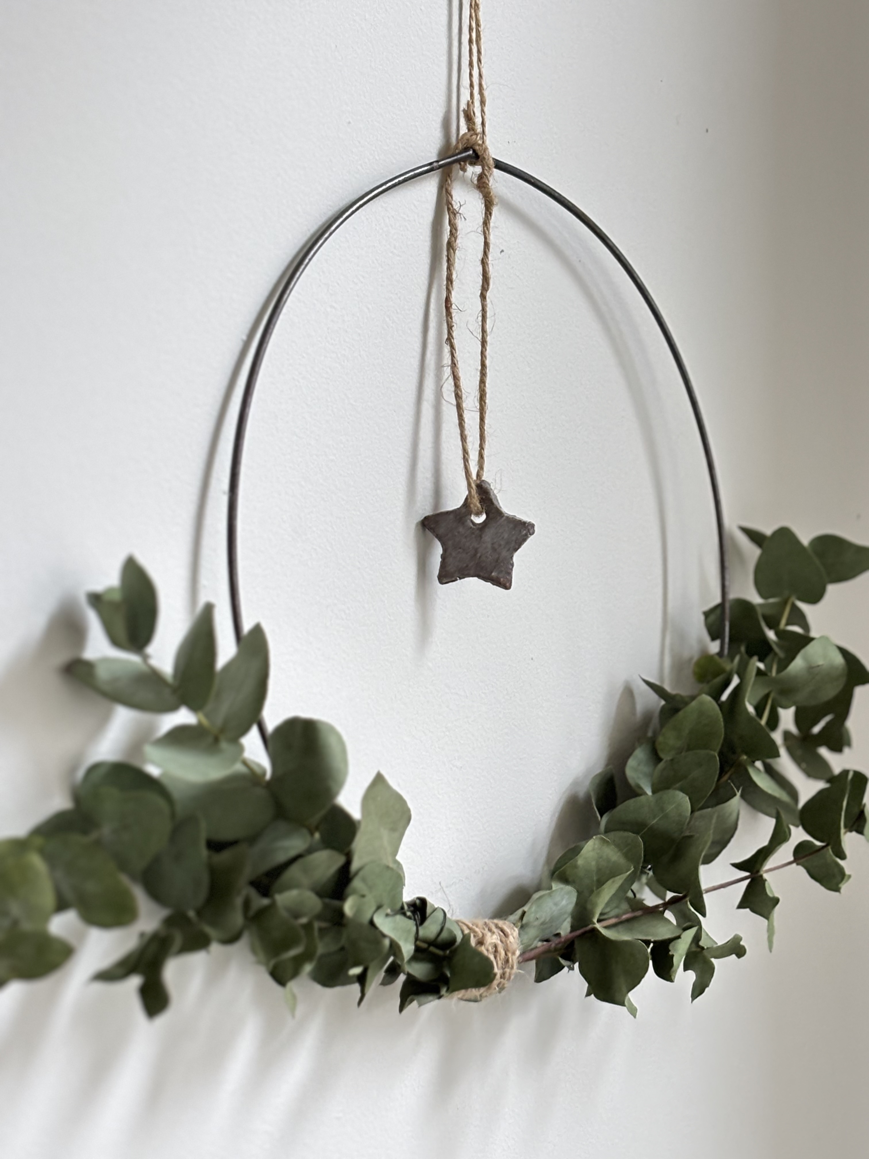 KerstDIY: maak zelf je landelijke eucalyptuskrans